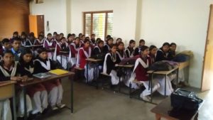 स्कूल के बच्चों को यातायात नियमों का पाठ पढ़ाया गया 