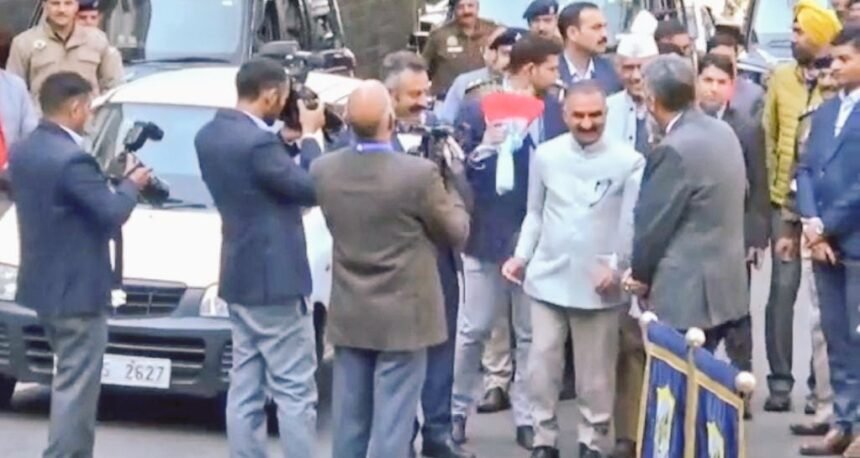 Himachal Budget Session: बड़ी गाड़ी में नहीं, बल्कि ऑल्टो कार से सदन पहुंचे CM सुक्खू; दिवंगत विधायक मनसा राम को दी श्रद्धांजलि- Panchayat Times